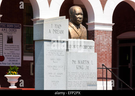 Un monumento per il Martin Luther King nella parte anteriore del Brown cappella metodista africana Chiesa Episcopale AME A.M.E. Chiesa in Selma, Alabama Foto Stock