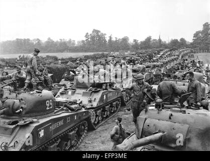 Libera delle forze francesi con il dodicesimo reggimento di Chasseurs d'Afrique pronta loro M4 Sherman cisterne in attesa di entrare negli Stati Uniti Il Maggiore Generale Walton Walker durante la Battaglia di Normandia Agosto 6, 1944 in Vesly, Normandia, Francia. Foto Stock