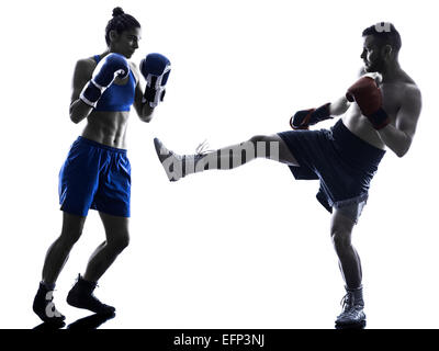 Una donna boxer boxing un uomo kickboxing in silhouette isolati su sfondo bianco Foto Stock