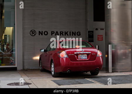 Auto parcheggiate in nessun simbolo di parcheggio - USA Foto Stock