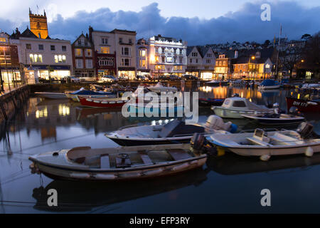 Città di Dartmouth, Inghilterra. Pittoresca vista serale della pesca e le imbarcazioni da diporto ormeggiate presso Il Grade ii Listed barca galleggiante. Foto Stock