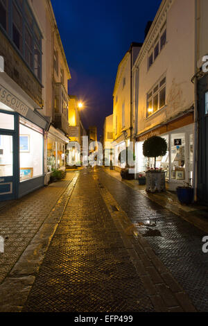 Città di Dartmouth, Inghilterra. Pittoresca vista notturna di arte e negozi al dettaglio in Dartmouth's Foss Street. Foto Stock