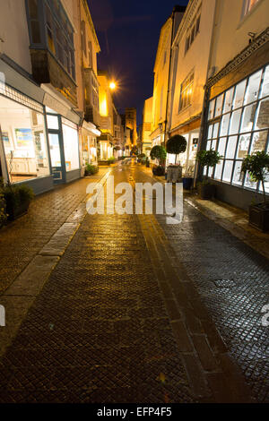 Città di Dartmouth, Inghilterra. Pittoresca vista notturna di arte e negozi al dettaglio in Dartmouth's Foss Street. Foto Stock