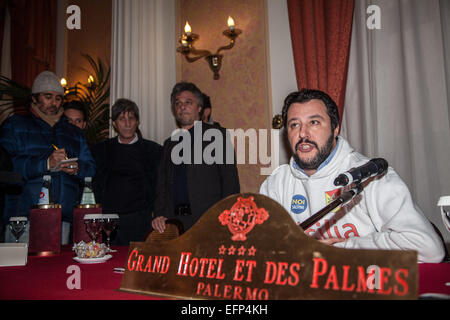 Palermo, la Lega Nord segretario Matteo Salvini parla con i giornalisti in occasione della presentazione del nuovo partito "Noi con Salvini'. © Antonio Melita/Pacific Press/Alamy Live News Foto Stock