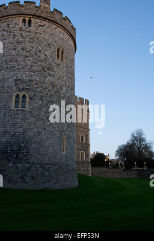 Torre di Salisbury e mura del Castello di Windsor, Berkshire, Inghilterra con luna crescente al tramonto in gennaio Foto Stock