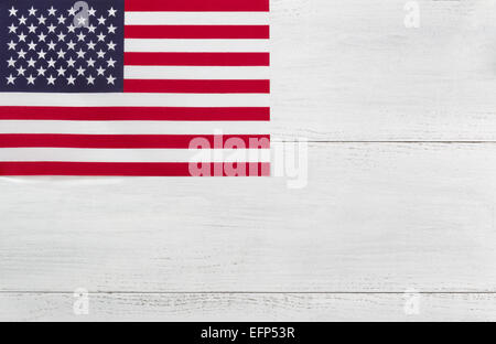 Vista dall'alto colpo angolato di Stati Uniti bandiera bianca su assi di legno in formato orizzontale con bandiera in alto a sinistra. Foto Stock