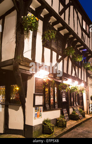 Città di Dartmouth, Inghilterra. Pittoresca vista notturna del Cherubino public house a Dartmouth maggiore Street. Foto Stock