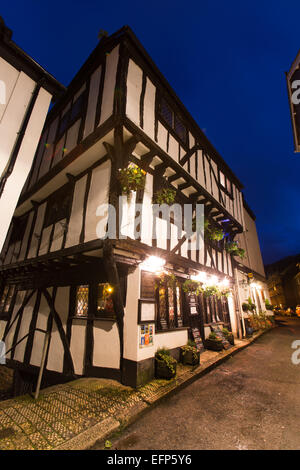 Città di Dartmouth, Inghilterra. Pittoresca vista notturna del Cherubino public house a Dartmouth maggiore Street. Foto Stock