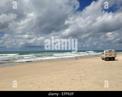 Shelly Beach, Ballina, NSW, Australia. Il 9 febbraio, 2015. Un uomo è morto in seguito a un attacco di squalo a Shelly Beach, Ballina, NSW. È riportato il 'grande' shark aggredito da dietro e mordere sia le mans gambe. L attentato avvenuto a circa 945am ora locale. Ballina è situato a 30km a sud di Byron Bay, all'estremo nord della costa del NSW. Le spiagge della zona sono state chiuse. Credito: Ben Wyeth/Alamy Live News Foto Stock