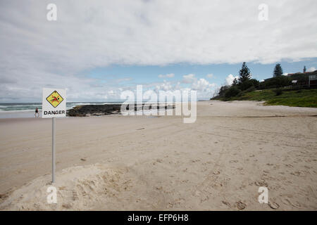 Shelly Beach, Ballina, NSW, Australia. Il 9 febbraio, 2015. Tadashi Nakahara, 41 è deceduto a seguito di un attacco di squalo a Shelly Beach, Ballina, NSW. È riportato il 'grande' shark aggredito da dietro e mordere sia le mans gambe. L attentato avvenuto a circa 945am ora locale. Ballina è situato a 30km a sud di Byron Bay, all'estremo nord della costa del NSW. Le spiagge della zona sono state chiuse. Credito: Ben Wyeth/Alamy Live News Foto Stock