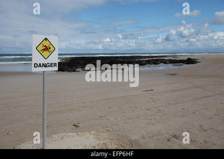 Shelly Beach, Ballina, NSW, Australia. Il 9 febbraio, 2015. Tadashi Nakahara, 41 è deceduto a seguito di un attacco di squalo a Shelly Beach, Ballina, NSW. È riportato il 'grande' shark aggredito da dietro e mordere sia le mans gambe. L attentato avvenuto a circa 945am ora locale. Ballina è situato a 30km a sud di Byron Bay, all'estremo nord della costa del NSW. Le spiagge della zona sono state chiuse. Credito: Ben Wyeth/Alamy Live News Foto Stock