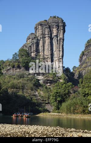 Zattere di bambù sul fiume Nine-Bend e Jade ragazza picco, Wuyi Montagne Foto Stock