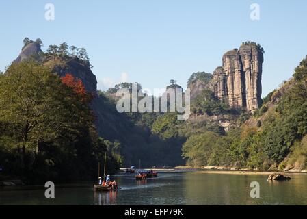 Zattere di bambù sul fiume Nine-Bend e Jade ragazza picco, Wuyi Montagne Foto Stock