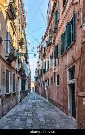 Strada stretta tra edifici antichi a Venezia. Foto Stock