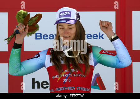 Beaver Creek, Colorado, Stati Uniti d'America. Il giorno 08 Febbraio, 2015. Medaglia d'oro Tina Maze di Slovenia festeggia sul podio durante la cerimonia dei fiori dopo aver vinto il Ladies In Discesa a sci alpino Campionati del Mondo di Vail - Beaver Creek, Colorado, Stati Uniti d'America, 06 febbraio 2015. Foto: Stephan Jansen/dp/Alamy Live News Foto Stock