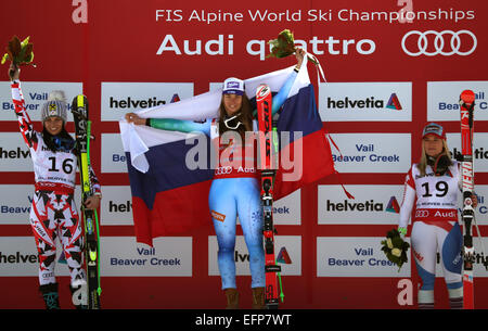 Beaver Creek, Colorado, Stati Uniti d'America. Il giorno 08 Febbraio, 2015. (L-R) argento medaglia Anna Fenninger di Austria, medaglia d'oro Tina Maze di Slovenia e medaglia di bronzo Lara Gut della Svizzera festeggiano sul podio durante la cerimonia dei fiori dopo Ladies' In Discesa a sci alpino Campionati del Mondo di Vail - Beaver Creek, Colorado, Stati Uniti d'America, 06 febbraio 2015. Foto: Stephan Jansen/dp/Alamy Live News Foto Stock