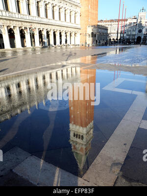 La riflessione di san Marco torre campanaria a Venezia Italia Foto Stock