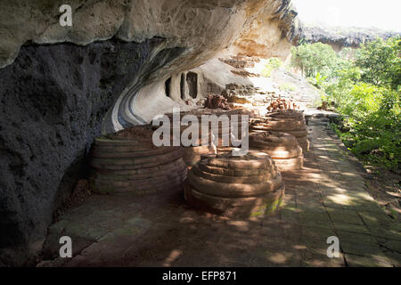 Antico Cimitero dei monaci vicino al rock-cut grotte di Kanheri. Grotte Kanheri Borivali, Mumbai, India. Foto Stock