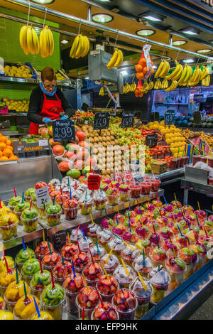 Colorata frutta fresca e succhi di frutta in stallo, il Mercato della Boqueria, Barcellona, in Catalogna, Spagna Foto Stock