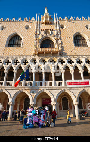 Pressione di stallo di Souvenir di fronte a Palazzo Ducale, la Riva degli Schiavoni, la zona di San Marco, Venezia, Italia Foto Stock