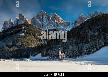 Vista invernale di San Giovanni in Ranui chiesa con Puez-Geisler Dolomiti, Villnoss Val di Funes, Alto Adige, Italia Foto Stock