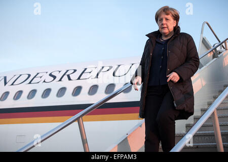 Washington DC, Stati Uniti d'America. 8 febbraio, 2015. Il cancelliere tedesco Angela Merkel (CDU) arrivano all'Aeroporto di Washington DC, USA, 8 febbraio 2015. Merkel è in un giorno di viaggio per gli Stati Uniti e il Canada in preparazione per la forthcmoing Vertice G7. Foto: Michael Kappeler/dpa/Alamy Live News Foto Stock