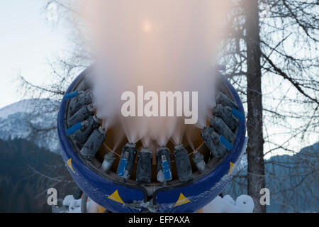 Snow making machine vicino fino nelle Dolomiti Foto Stock