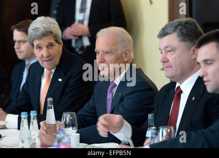 Monaco di Baviera, Germania. 7 febbraio, 2015. Il presidente ucraino Petro Poroshenko, Vice Presidente USA Joe Biden e il Segretario di Stato americano John Kerry frequentare la cinquantunesima in occasione della conferenza di Monaco sulla sicurezza a Monaco di Baviera, Germania, il 7 febbraio 2015. Foto: Andreas Gebert/dpa/Alamy Live News Foto Stock