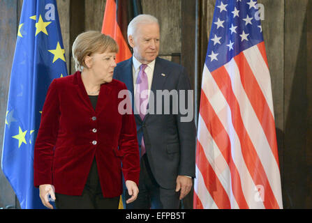 Monaco di Baviera, Germania. 7 febbraio, 2015. Il cancelliere tedesco Angela Merkel (CDU, L) e Vice Presidente USA Joe Biden frequentare la cinquantunesima in occasione della conferenza di Monaco sulla sicurezza a Monaco di Baviera, Germania, il 7 febbraio 2015. Foto: Andreas Gebert/dpa/Alamy Live News Foto Stock