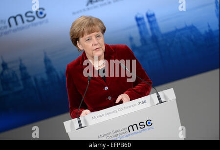 Monaco di Baviera, Germania. 7 febbraio, 2015. Il cancelliere tedesco Angela Merkel (CDU, L)offre un discorso come ella frequentare la cinquantunesima in occasione della conferenza di Monaco sulla sicurezza a Monaco di Baviera, Germania, il 7 febbraio 2015. Foto: Andreas Gebert/dpa/Alamy Live News Foto Stock