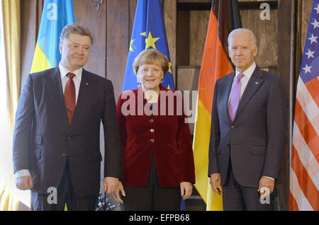 Monaco di Baviera, Germania. 7 febbraio, 2015. Il presidente ucraino Petro Poroshenko (L-R), Chanceloor tedesca Angela Merkel (CDU) e Vice Presidente USA Joe Biden frequentare la cinquantunesima in occasione della conferenza di Monaco sulla sicurezza a Monaco di Baviera, Germania, il 7 febbraio 2015. Foto: Andreas Gebert/dpa/Alamy Live News Foto Stock