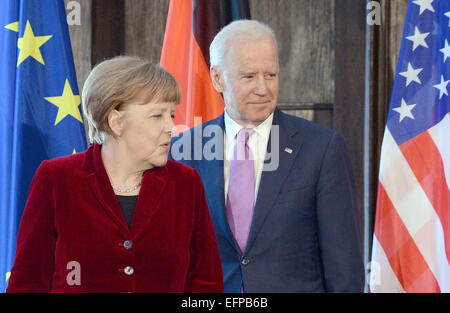 Monaco di Baviera, Germania. 7 febbraio, 2015. Il cancelliere tedesco Angela Merkel (CDU, L) e Vice Presidente USA Joe Biden frequentare la cinquantunesima in occasione della conferenza di Monaco sulla sicurezza a Monaco di Baviera, Germania, il 7 febbraio 2015. Foto: Andreas Gebert/dpa/Alamy Live News Foto Stock