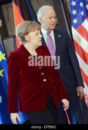 Monaco di Baviera, Germania. 7 febbraio, 2015. Il cancelliere tedesco Angela Merkel (CDU, L) e Vice Presidente USA Joe Biden frequentare la cinquantunesima in occasione della conferenza di Monaco sulla sicurezza a Monaco di Baviera, Germania, il 7 febbraio 2015. Foto: Andreas Gebert/dpa/Alamy Live News Foto Stock