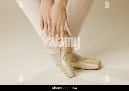 Ballerina piedi - oro Foto Stock