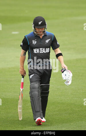 Lincoln, Nuova Zelanda. 09Feb, 2015. Coppa del Mondo di Warm Up. Brendon McCullum capitano della Nuova Zelanda dopo essere stato respinto da Tinashe Panyangara dello Zimbabwe durante l'ICC Cricket World Cup warm up gioco tra la Nuova Zelanda v dello Zimbabwe. Credito: Azione Sport Plus/Alamy Live News Foto Stock