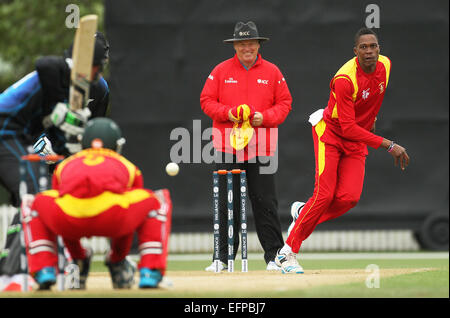 Lincoln, Nuova Zelanda. 09Feb, 2015. Coppa del Mondo di Warm Up. Tafadzwa Kamungozi dello Zimbabwe è il bowling durante l'ICC Cricket World Cup warm up gioco tra la Nuova Zelanda v dello Zimbabwe. Credito: Azione Sport Plus/Alamy Live News Foto Stock