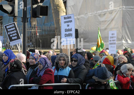 Londra, UK, 08 febbraio 2015, migliaia di musulmani riuniti a Whitehall di fronte a Downing Street per protestare contro la raffigurazione del profeta Maometto nella rivista Charlie Hebdo. Credito: JOHNNY ARMSTEAD/Alamy Live News Foto Stock