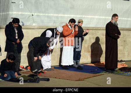 Londra, UK, 08 febbraio 2015, migliaia di musulmani riuniti a Whitehall di fronte a Downing Street per protestare contro la raffigurazione del profeta Maometto nella rivista Charlie Hebdo. Credito: JOHNNY ARMSTEAD/Alamy Live News Foto Stock