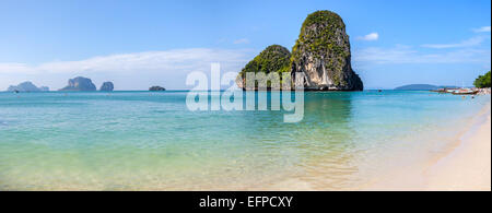 Vista panoramica della splendida spiaggia e le isole della Tailandia. Foto Stock