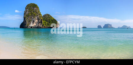 Vista panoramica della splendida spiaggia e le isole della Tailandia. Foto Stock