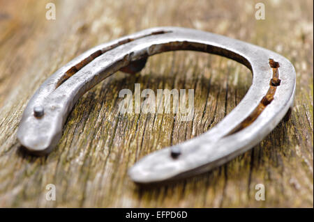 Ferro di cavallo vecchio su legno Foto Stock