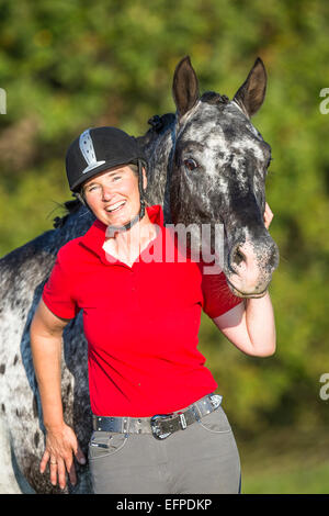 Knabstrup cavallo ritratto leopard-spotted stallone ridendo donna Germania Foto Stock