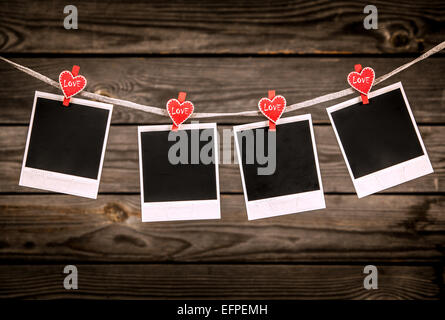 Vecchia foto cornici su uno sfondo di legno. Il messaggio di San Valentino. Foto Stock