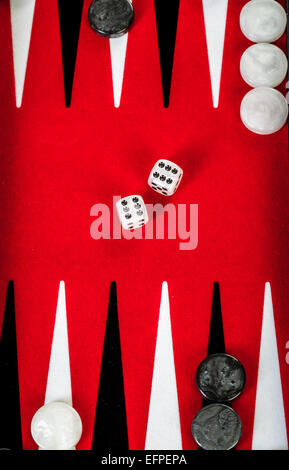 Backgammon scheda rossa con dadi Foto Stock