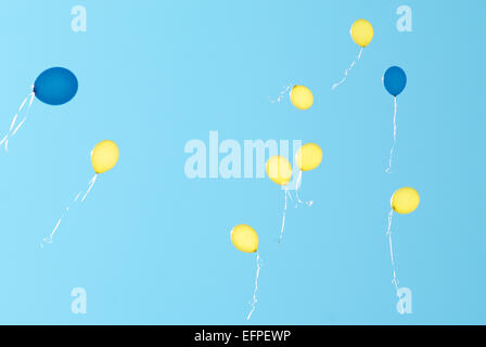 Di palloncini colorati sul cielo blu sullo sfondo Foto Stock
