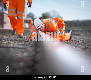 Manutenzione ferroviaria lavoratori ispezione via Foto Stock