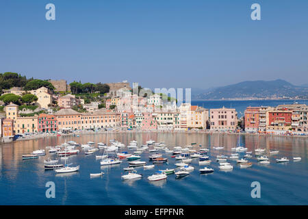 Baia del Silenzio baia, Chiesa di San Nicolò Chiesa, hotel Sestri Levante, Provincia di Genova e la Riviera di Levante, Liguria, Italia Foto Stock