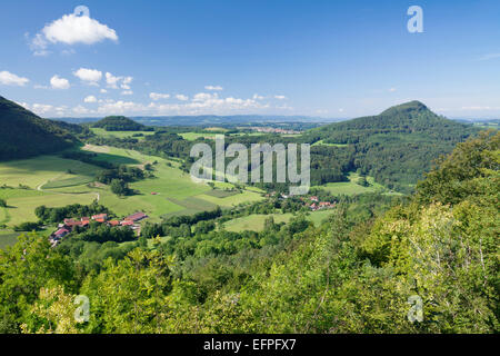 Vista dalla montagna di Hornberg a Stuifen butte, Schwaebische Alb, sveve; Baden Wuettemberg, Germania, Europa Foto Stock