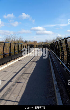 Nuovo ponte che porta a piedi/ciclo percorso sul fiume Taff, Hayley Park, Cardiff, Galles del Sud, Regno Unito. Foto Stock