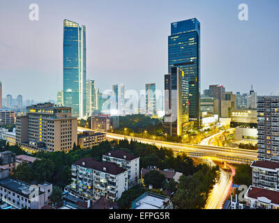 Nel distretto Jing An al crepuscolo, Shanghai, Cina Foto Stock